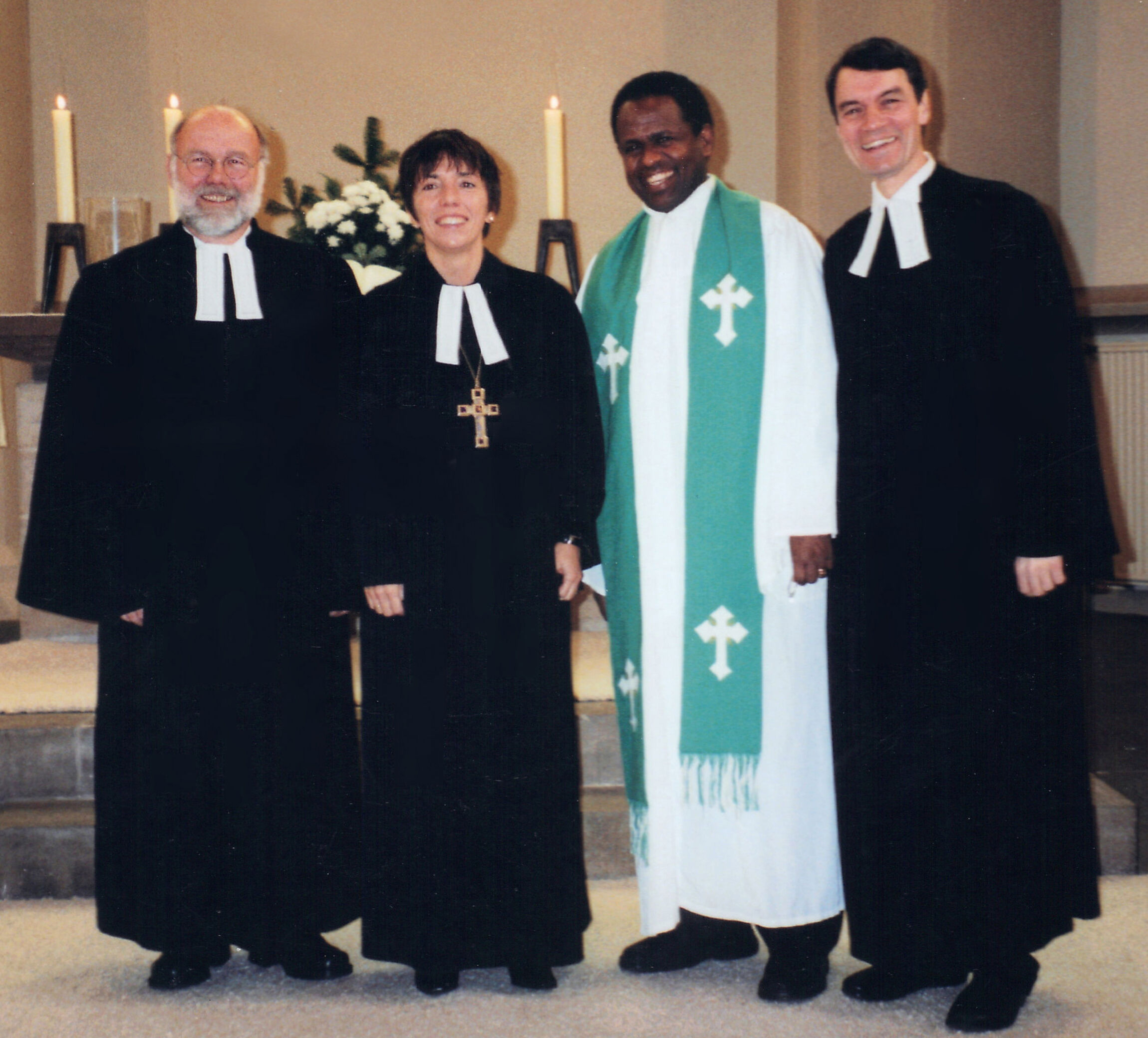 Picture of four pastors in front of the altar: Kurt Jürgen Schmidt, Margot Käßmann, Tesso Benti, Michael Klatt